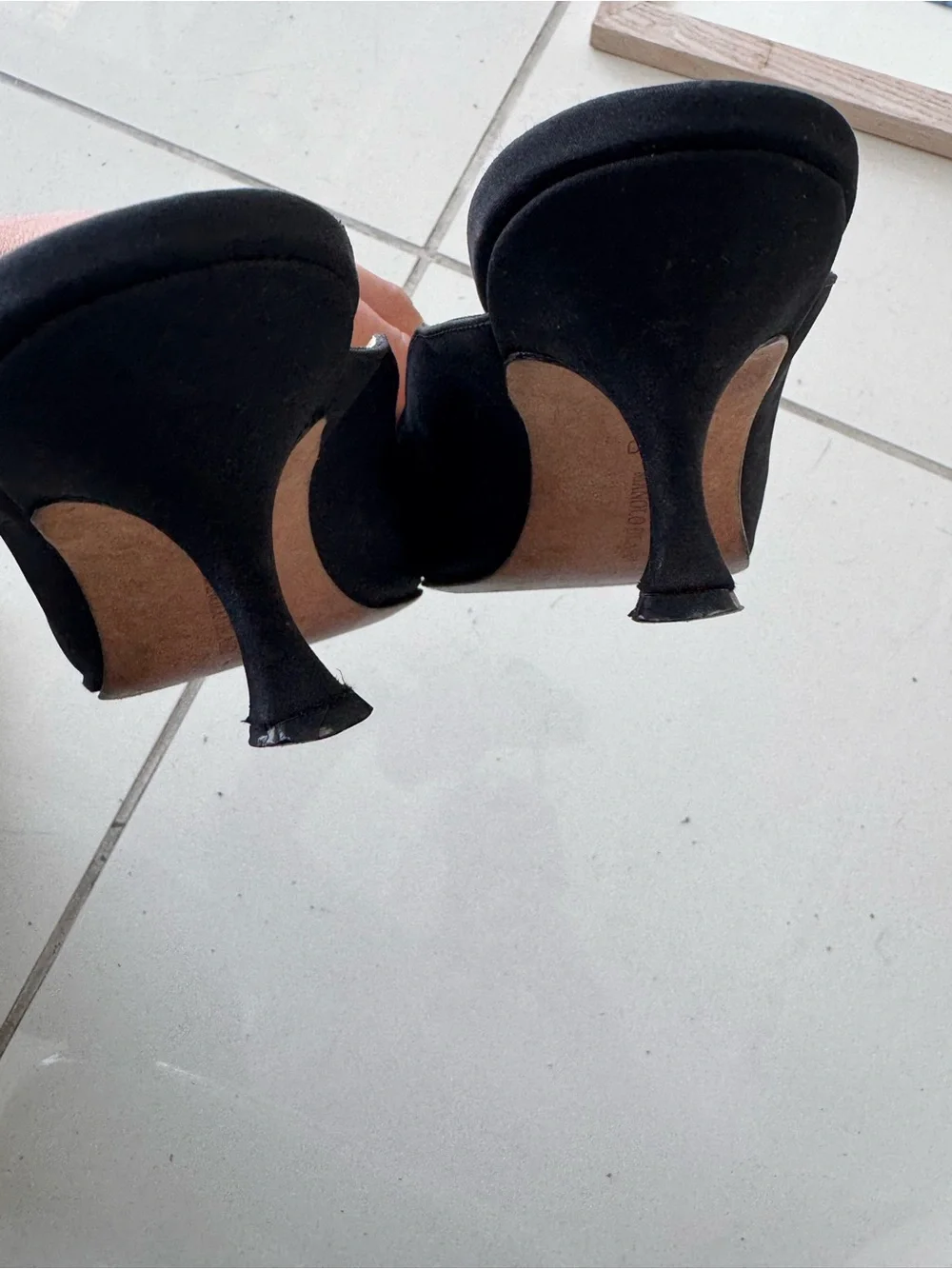 Manolo Blahnik Black Satin Kitten Heel Pointed-Toe Mules Shoes Rare - Picture 5 of 6